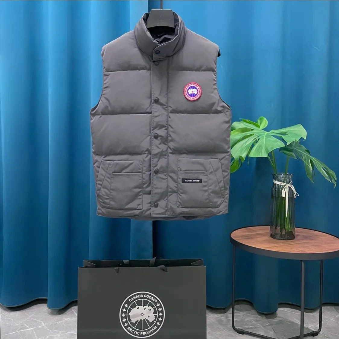 P390 Canada goose➡️Canada Goose Freestyle Crew Down Vest 💯The softness and hardness of the fabric is comparable to that of the genuine product. It can be restored by kneading at will (fabric misunderstanding: it is not a high-hardness fabric that is waterproof. You will notice the softness and comfort of the fabric only if you buy the latest genuine version this year). 💯Customized authentic YKK military-grade copper core zipper pullers, high hardness and no jamming 💯All workmanship and wiring are controlled by workers with more than ten years of service. They must be horizontal and vertical, and are not crooked. The wiring density inside is more sophisticated. Feel free to compare. 💯Big goose label, collar label, washed label, hangtag, zipper cord, pocket label, collar velvet, buttons, all details are synchronized